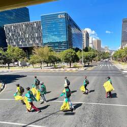 Reinigungstrupp um Geld zu bekommen