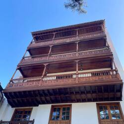 Imposante Holzbalkone. Martin meint, mit EU-Geldern renoviert.