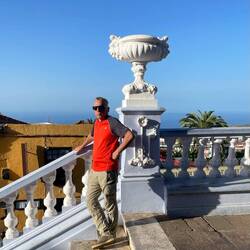 Auch auf Regines Bitten nimmt Martin seine Sonnenbrille nicht ab.