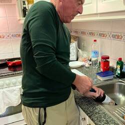 Martin muss zum Entkorken die letzten Kräfte aufbieten!