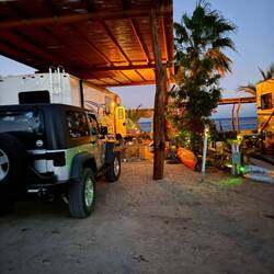 In der ersten Reihe stehen Dauermieter, die sich die besten Plätzchen am Meer reserviert haben