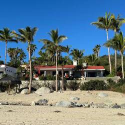 Nette Strandhotels entlang der Küste