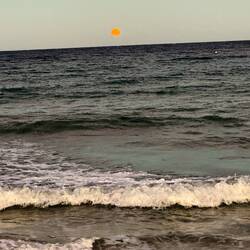Vollmond über dem Meer