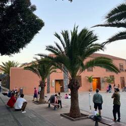 Wir genehmigen uns ein Bier, gleich links neben den Stufen.