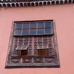 Diese Fensterläden (mit Luftzufuhr) sind typisch für Teneriffa.