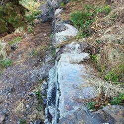 Diese Wasserleitung (bis weit hinten) wird nicht mehr genutzt; oben ist sie abgedeckt.
