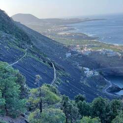 Am Steilhang entlang verlaufen die Wasserleitungen für die Bananenplantagen.