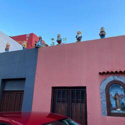 Schneewittchen mit den 7 Zwergen, eine eigenartige Haus-Deko.