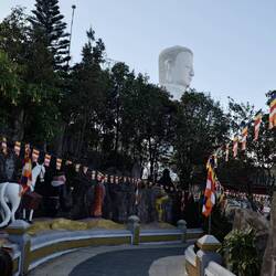 Dann ging's zur 20m hohen Buddhastatue