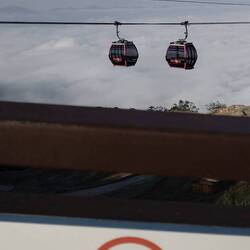 Hinter dem Zaun geht's steil bergab