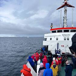 Ganz klein ist links Delfine zu sehen