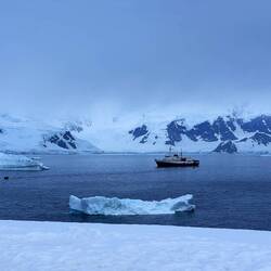 Blick zurück zum Boot. Ein Zodiac ist klein zu erkennen.