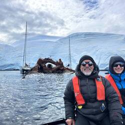Das gesunkene Schiff im Hintergrund