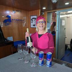 Kathi hinter der Bar