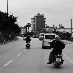 Monter en amazone sur un scooter, tout un art