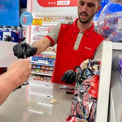 "Hier, Ihr Autoschlüssel! Problem gelöst!"