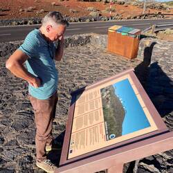 Einer macht sich schlau, die andere fotografiert.