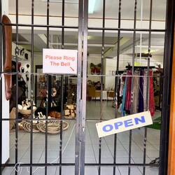 Bei besonderen Geschäften muss man klingeln