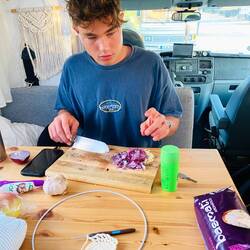 Max kümmert sich ums Abendessen, es gibt Curry 😋😋😋