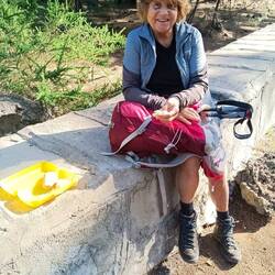 Kurze Rast an der Wasserleitung und in der Sonne