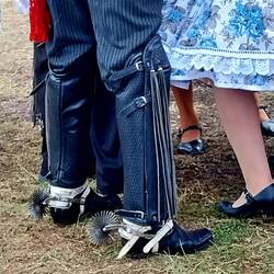 Traditionelle Kleidung mit Sporen