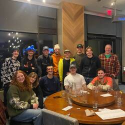 Gemeinsames Abschlussessen (der links und ganz rechts sind instructor von uns gewesen)