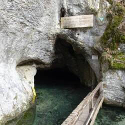 Höhleneingang: Bootsanlegestelle