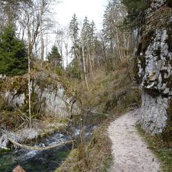 HW2 entlang der Zwiefalter Ach kurz hinter der Wimsener Höhle (Blick zurück)