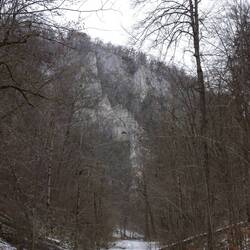 Hohe Felswände im Glastal