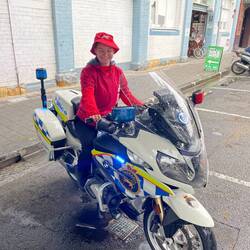 Hab mich da dann die ganze zeit mit nem Polizisten unterhalten