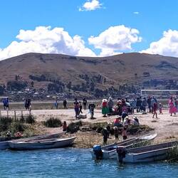 Fußball-Sonntagsspiel, alle, sowohl Spieler als auch Zuschauer reisen mit dem Boot an