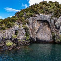 Maori Rock Carvings, rechts das Gesicht, links diverse kleinere versteckte Schnitzereien