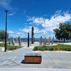 Kunstvolle Maori-Schnitzereien an der Promenade