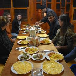 Toustes attablé•e•s chez Mehmet !