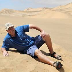 Unter großem Protest legte sich Thomas für mich in den Sand 🤭😜.