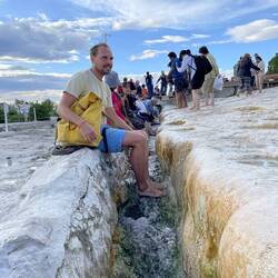 Das Wasser wärmt die Füße.