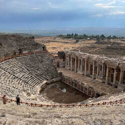 ...mit dem sehr gut erhaltenen Amphitheater.