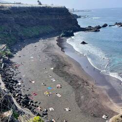 Zu diesem Badestrand steigen wir die vielen Stufen hinab. Soooooo feinen Sand gibt es hier!
