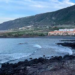 Hinter dem Strand mit schwarzem Sand liegt unser Appartmenthaus; ganz links.