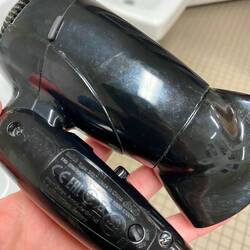 Schön wenn man merkt dass man seinen Föhn auf 120V einstellen kann 😂