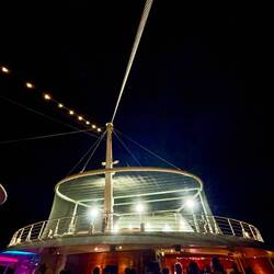 der Blick vom Tisch nach oben