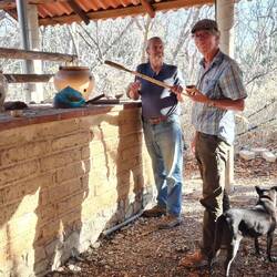 Tony und Jörg am Brenntontopf