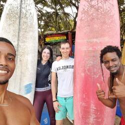 David, Tony und zwei geschaffte, aber glückliche Surf-Neulinge.