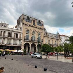 Pedestrians, restaurants and shops all around the central square.