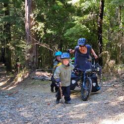 Wenn es ganz steil ist: Schieben zu dritt 🤣