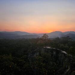 Le coucher de soleil sur le canyon