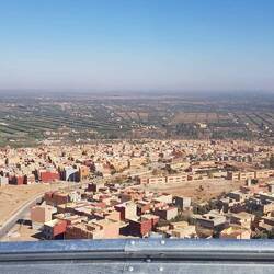 AFROUER am Anfang der Ebene...