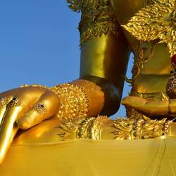 auch dieser imposante goldene Buddha war 2019, als wir zuletzt hier waren, noch nicht komplett