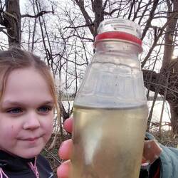 Sein Fang wird von der Schwester bestaunt!