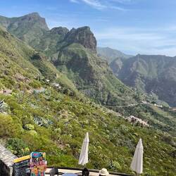 Blick von einer Sonnenterrasse hinunter zum Ort Masca